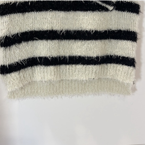 NWT DAY Trip Short Sleeve Black & White
Eyelash Sweater Xsmall - Picture 5 of 7